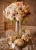 Kết hợp nhiều lọ hoa trang trí bàn tiệc cưới
